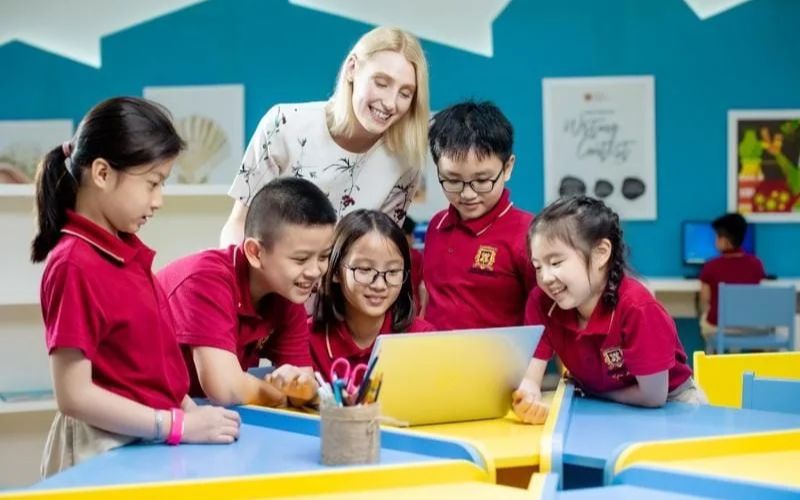 Trường quốc tế đơn ngữ là gì?