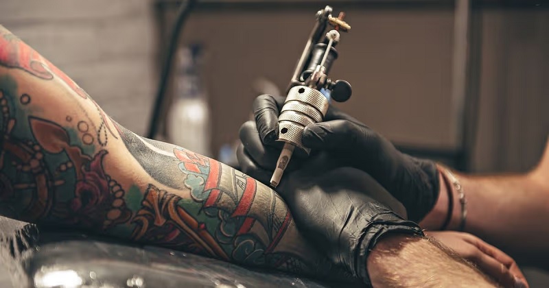 quan sát quy trình vệ sinh và vô trùng khi xăm